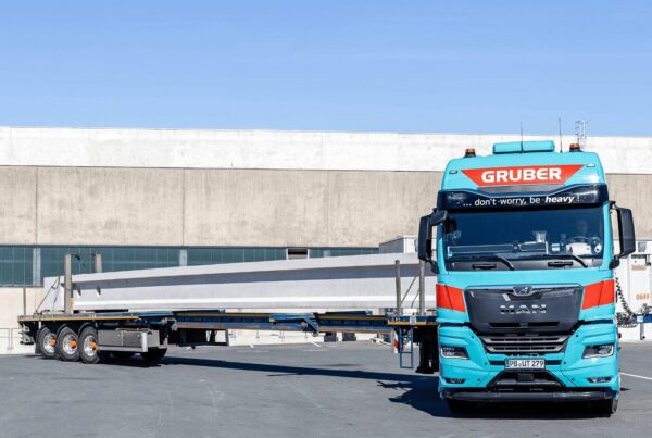 Camion della Gruber Logistics che trasporta travi in calcestruzzo