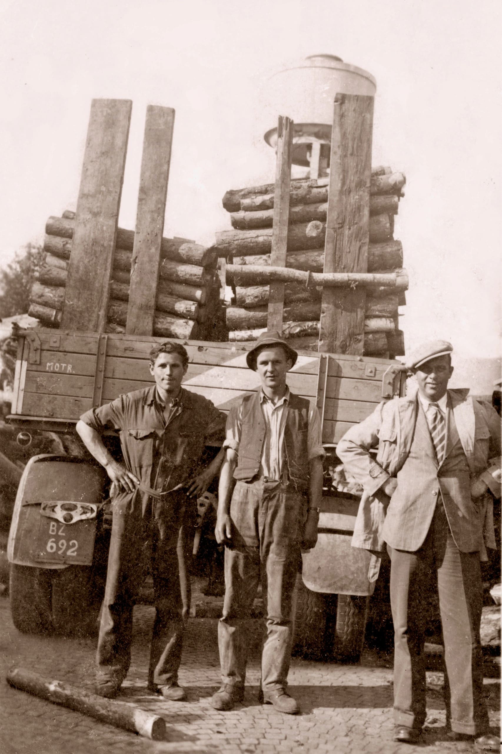 Josef Gruber (a destra), fondatore dell’azienda, qui ritratto negli anni ’50, ha dato vita alla rinomata società di logistica 90 anni fa.