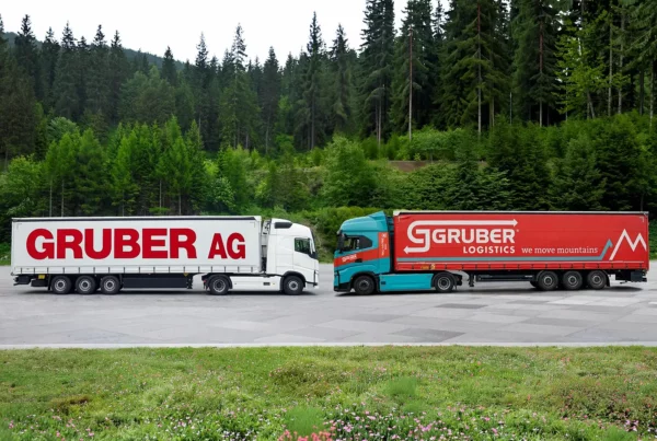 Un mezzo GRUBER AG e un mezzo GRUBER Logistics sono uno di fronte all’altro
